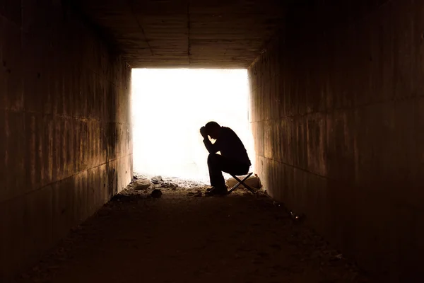 Uomo depresso seduto nel tunnel — Foto Stock