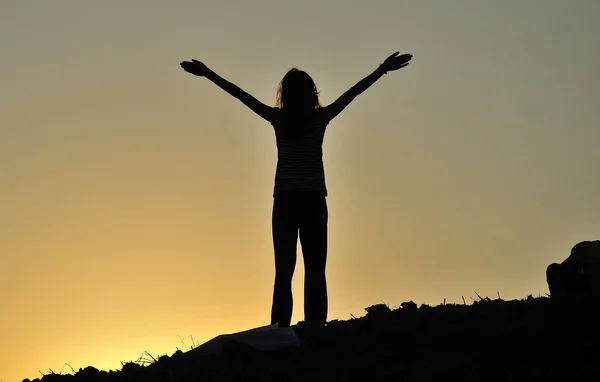 Concetto di libertà, silhouette di giovane donna — Foto Stock