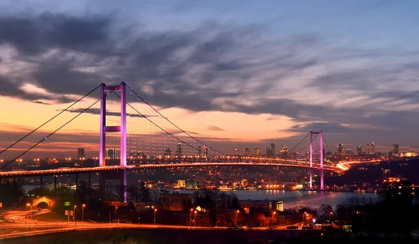 Ночь золотые ворота мост и огни istanbul, Турция — стоковое фото