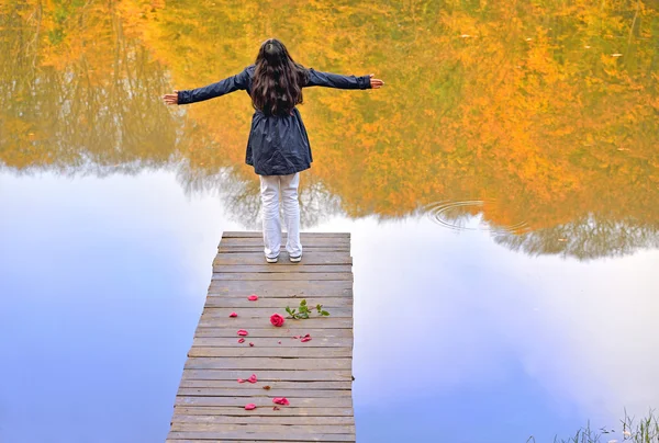 Outono paisagem com a mão aberta na frente da menina — Fotografia de Stock