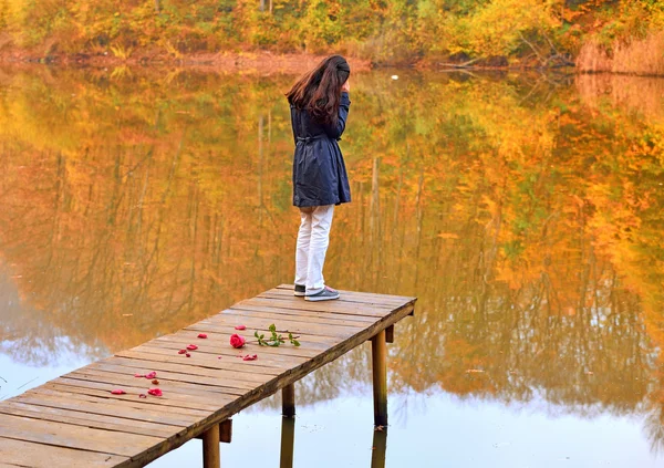 Nešťastná mladá dívka před podzim krajina — Stock fotografie