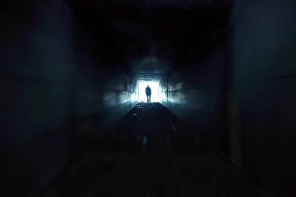 adam kim ışık doğru tünel üzerinden hızlı bir şekilde