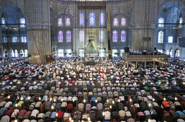 Mesquita azul ritual de culto centrado na oração, Istambul, Turco — Fotografia de Stock