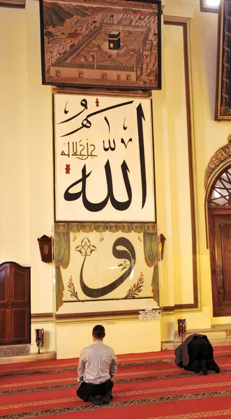 Muslims who pray at the Grand Mosque in Bursa — Stock Photo, Image