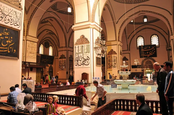 Muçulmanos que rezam na Grande Mesquita de Bursa — Fotografia de Stock