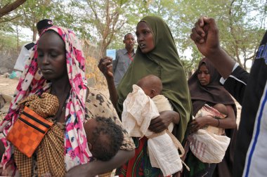 Afrikalı kadınlar umutsuzca yardım bekliyor