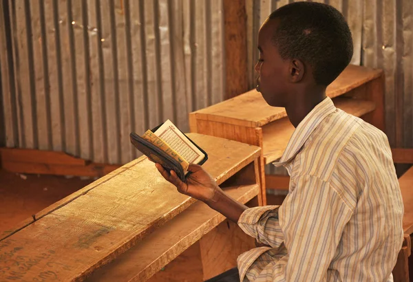 Malé dítě číst svaté qoran — Stock fotografie