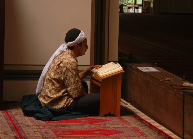 Müslüman yalnız camide Kur'an okumak