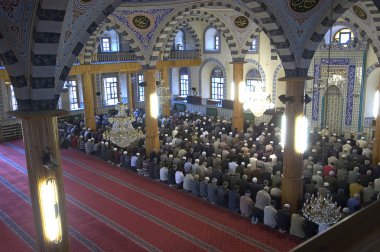 saf Müslümanları camide namaz için