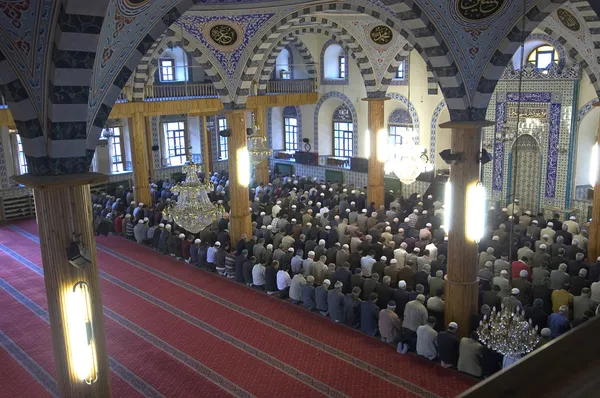 Мусульмане в мечети для молитвы были чистыми — стоковое фото