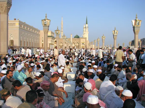 穆斯林聚集敬拜麦地那圣寺清真寺、 麦地那、 沙特阿拉伯 — 图库照片