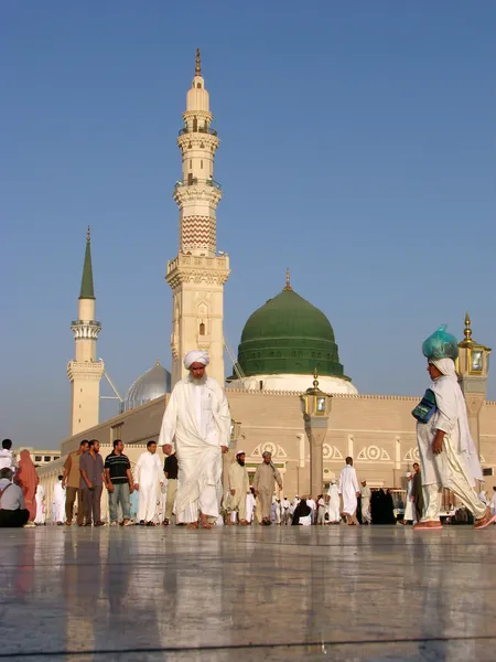 Μουσουλμάνοι που συγκεντρώθηκαν για την λατρεία nabawi Τζαμί, medina, Σαουδική Αραβία — Φωτογραφία Αρχείου