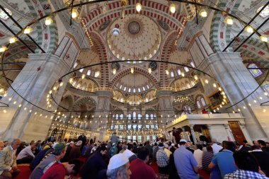 Müslümanlar cami fatih dua ediyorum.