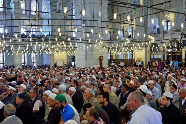 Muçulmanos rezam na mesquita de Fátima — Fotografia de Stock