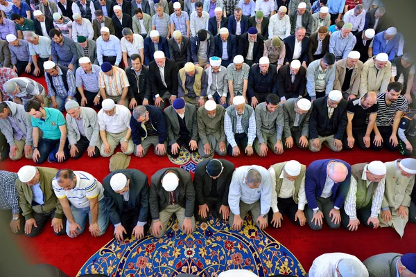 Muslims pray in the mosque Fatih — Stock Photo, Image