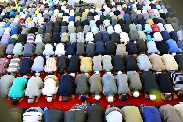 Muslims pray in the mosque Fatih — Stock Photo, Image