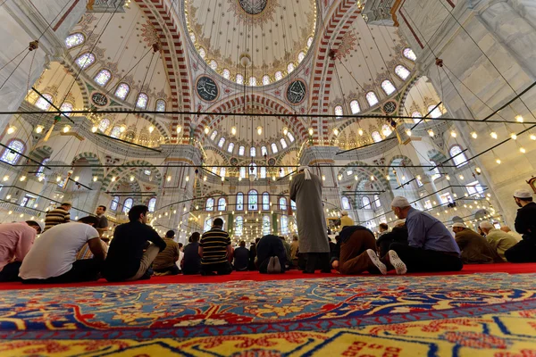 Мусульманами молитися в мечеті fatih — стокове фото