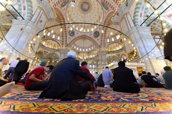 Les musulmans prient dans la mosquée Fatih — Photo