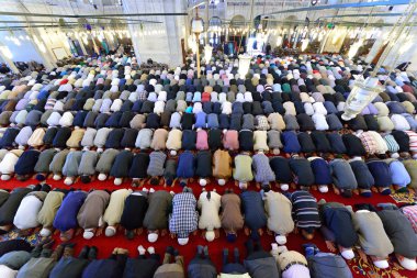 Müslümanlar cami fatih dua ediyorum.