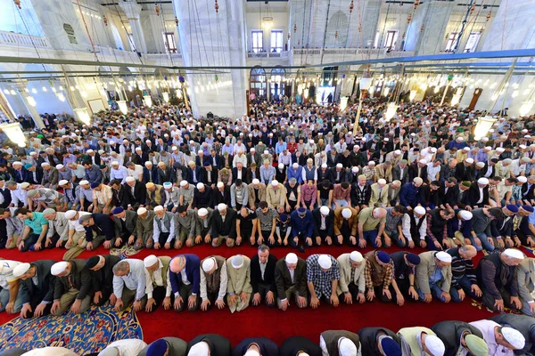 I musulmani pregano nella moschea Fatih — Foto Stock