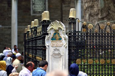 insanlar mezarı önünde dua,