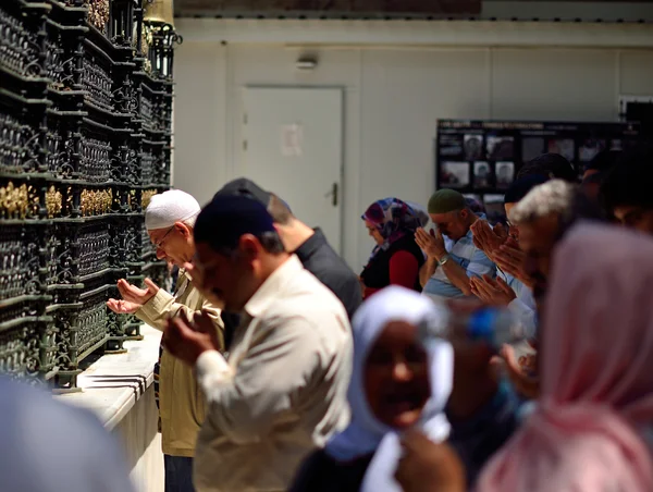 People praying in front of the tomb, — Stock Photo, Image