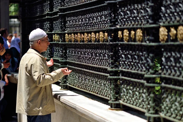 People praying in front of the tomb, — Stock Photo, Image