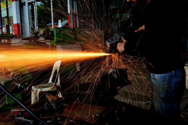 Hakken metalen werknemer in de fabriek — Stockfoto