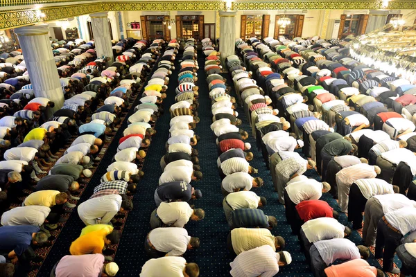 Tarawih prayers the Muslims — Stock Photo, Image