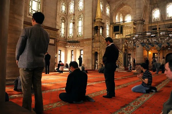 Mezquita del Sultán Eyup ritual de adoración centrado en la oración, Estambul —  Fotos de Stock