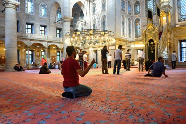 Manager sultan moskee ritueel van aanbidding gecentreerd in het gebed, istanbul