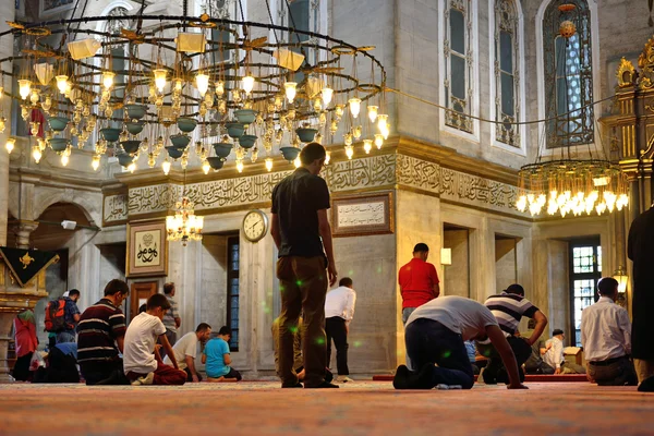 Mezquita del sultán Eyup ritual de adoración centrado en la oración, Estambul — Foto de Stock