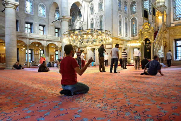 Mezquita del sultán Eyup ritual de adoración centrado en la oración, Estambul —  Fotos de Stock