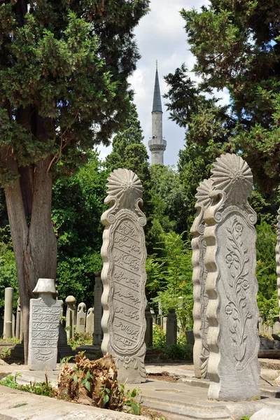 Ісламська старі надгробний пам'ятник на кладовищі — стокове фото