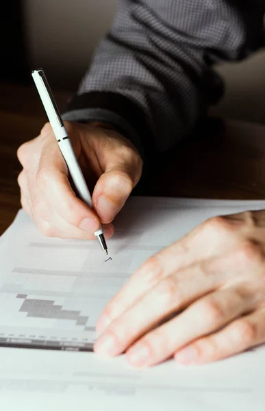 Close Businessman Signing Contract Pen Closeup — Foto de Stock