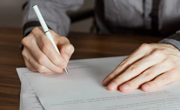 Business Man Pen White Envelope Wooden Table — Foto de stock gratis