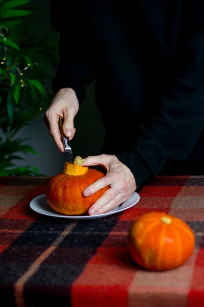 Halloween Höst Orange Pumpa Mäns Händer Svart Tröja Med Kökskniv — Stockfoto