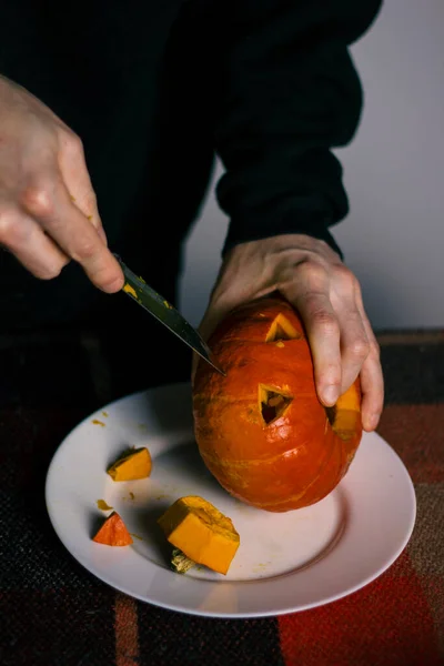 Der Halloween Herbst Orange Kürbis Männerhänden Schwarzen Pullover Mit Küchenmesser — Stockfoto