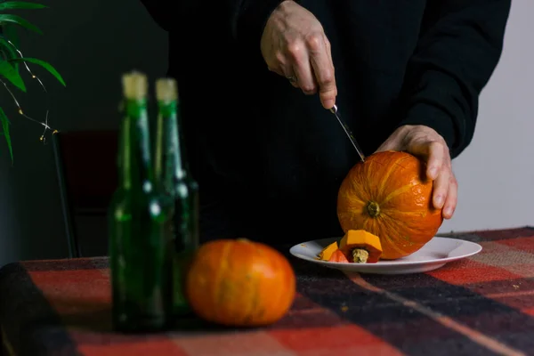 Αρσενικά Χέρια Σκαλίζουν Μια Κολοκύθα Για Τον Εορτασμό Του Halloween — Φωτογραφία Αρχείου