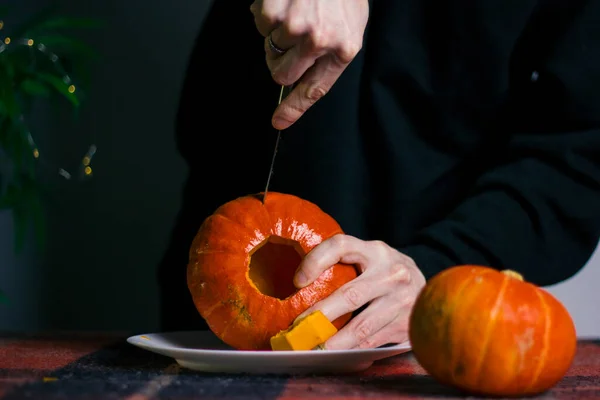 Halloween Autumn Orange Pumpkin Men Hands Ένα Μαύρο Πουλόβερ Ένα — Φωτογραφία Αρχείου