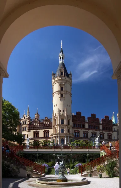 Eintritt in den Orangeriegarten von Schloss Schwerin) — Stockfoto