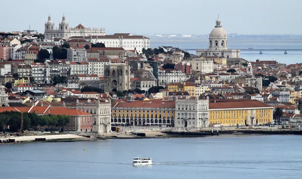 Blick auf alfama und graca, lisbon - portugal — Stockfoto