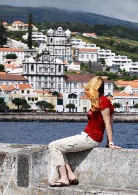 genç kadın-Horta - iskelede faial Adası, Azor Adaları