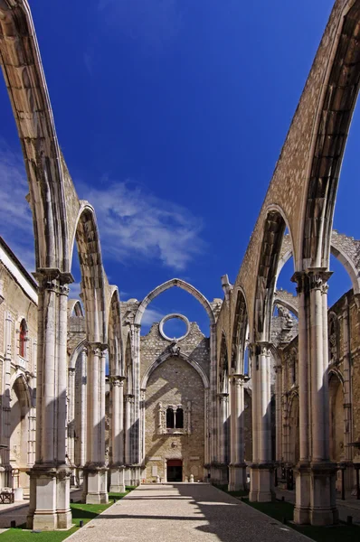 De ruïne van de carmo-kerk, Lissabon portugal — Stockfoto