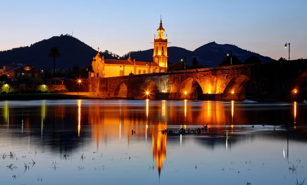 Die alte romanische Brücke Ponte de Lima nach Sonnenuntergang — Stockfoto