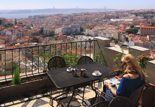 Jonge vrouwen geniet een galao over Lissabon — Stockfoto