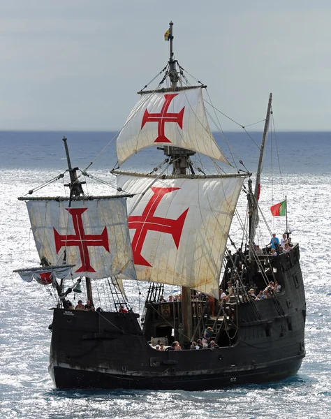 Buque medieval "Santa Maria" cerca de Cabo Girao (Madeira ) — Foto de Stock