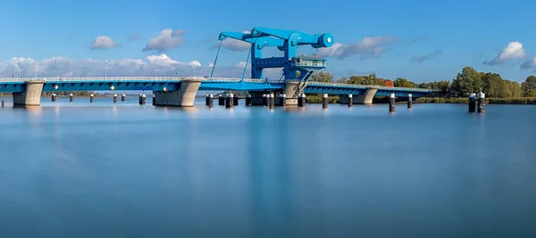 Wolgast 'taki Peenestrom (Almanya) üzerinde Bascule Köprüsü 