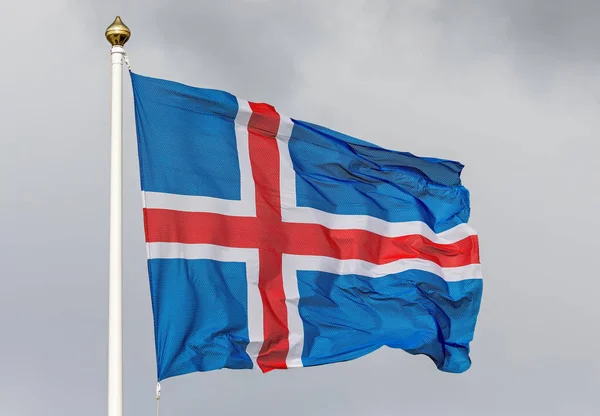 冰岛国旗在风中飘扬 — 图库照片