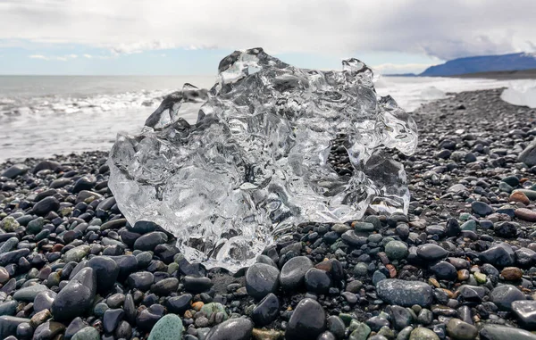 氷河のラグーンJkulsarlon近くのダイヤモンドビーチでの隔離された氷山 アイスランド — ストック写真